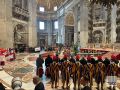 Гроб с телом Папы Римского Франциска в соборе Святого Петра