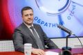 Михаил Ведерников на вручении награды «Почетный гражданин Псковской области» спикеру парламента Александру Котову: