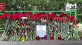 Жители Балашихи принесли сотни цветов и лампадки к месту, где убили генерал-лейтенанта ВС РФ Ярослава Москалика