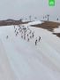 В Архызе провели необычный «Бессмертный полк» — несколько десятков человек спустились на лыжах с портретами фронтовиков и российскими триколорами