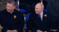 Путин на параде сидит с Си Цзиньпином