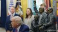 Бронзовая статуэтка, изображающая Трампа во время покушения в 2024 году, появилась в Овальном кабинете, сообщает Fox News