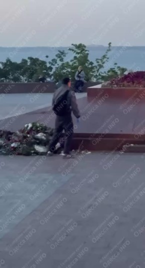 Растоптали цветы: в Одессе осквернили памятник Неизвестному матросу