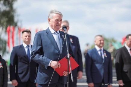 «Непокорённые» развернули Знамя Победы в Брестской крепости