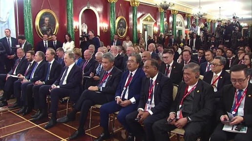 Премьер Малайзии решил, что в Андреевском зале Кремля третий трон стоит «для второй жены»