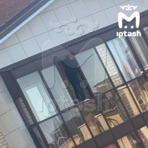 Мужчина убил бывшую жену, порезал трёхлетнего сына и прямо сейчас грозится выпрыгнуть из окна в многоэтажке в Казани