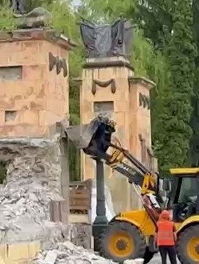 Юрий Котенок: Во Львове бандеровцы продолжают громить мемориальный комплекс &quot;Холм Славы&quot;