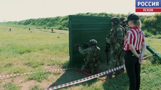 В завершающий день чемпионата и первенства по практической стрельбе на Кубок губернатора на полигоне Завеличье выступит заслуженный артист России Евгений Дятлов