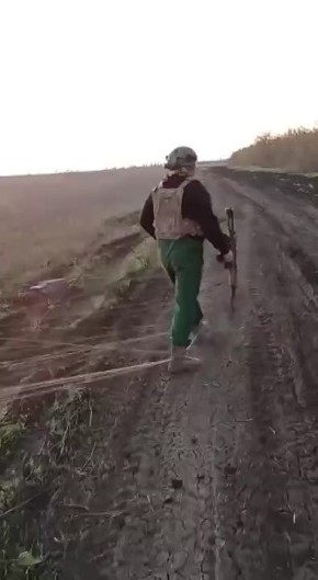 ВСУшники путаются в оптоволокне от российских дронов