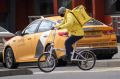 В Петербурге мигрантам запретят работать в такси и службах доставки