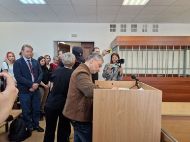 Льву Шлосбергу* запрещена свобода перемещения, без разрешения следователя ему нельзя покидать жилище