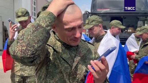 Военные РФ, вернувшиеся из плена, созвонились с родными и близкими