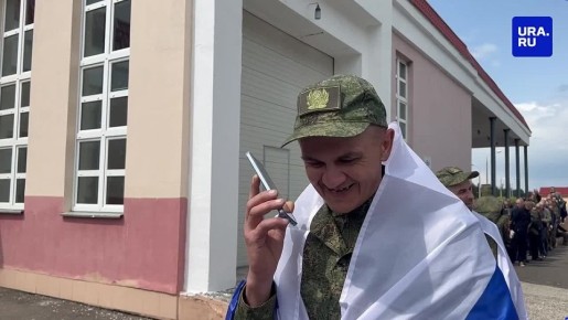 «Меня обменяли, все в порядке!»: Минобороны поделилось новыми кадрами возвращения российских военнопленных