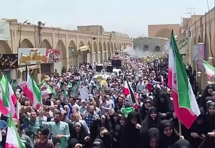 В Тегеране тысячи людей вышли на митинг и требуют от правительства жесткого ответа на атаки со стороны Израиля