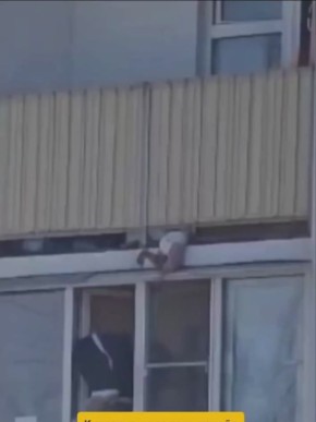 В Новосибирске маленький ребенок чуть не упал с высоты 3-го этажа, когда застрял в отверстии между заграждением балкона и полом