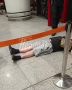 Утомленный отдыхом — в Шереметьево мужик заранее устроил себе полный чиллаут