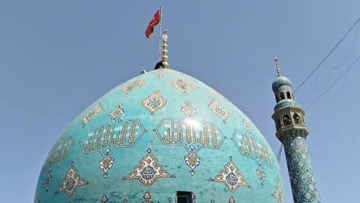 Иран в знак мести Израилю поднял красный флаг над куполом мечети Джамкаран в городе Кум