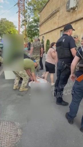 В Одессе мужчина пытаясь отбиться от нападения людоловов пырнул ножом одного из охотников на людей в рамках законной самообороны (в нормальной стране, к коим Украину мы не относим)