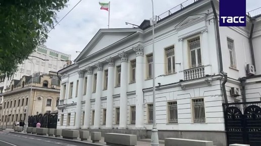 Обстановка у посольства Ирана в Москве спокойная, люди начинают приносить цветы