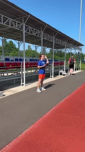 А вот зарядка на умной площадке на Никольской: солнечно, тепло, бодро! Супер!