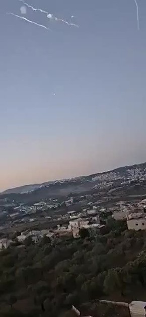 Косяк иранских ракет идет на цель