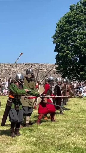 «Мужицкие игры» и «Неравный бой» проходят на ристалище Изборской крепости