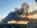 Небо над Киевом затянуло черным дымом после серии мощных взрывов на фоне воздушной тревоги этой ночью