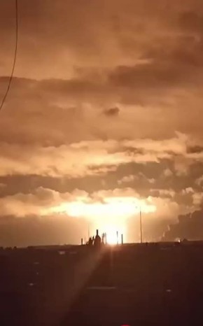 Ещё кадры ночных ударов по нефтеперерабатывающему заводу в Кременчуге Полтавской области