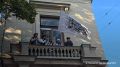 Введенный талибами флаг Афганистана впервые вывесили над посольством в Москве, сообщает корреспондент ТАСС