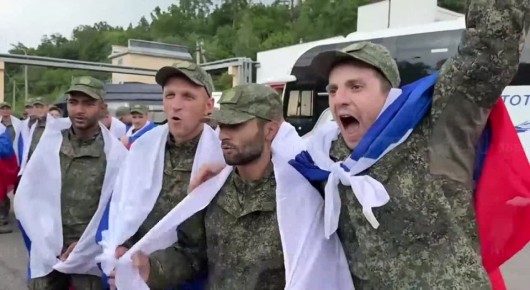 «Благодарим Бога, что мы живы»: кадры возвращения военных РФ после обмена с Украиной