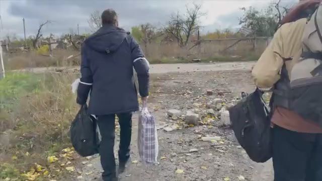 Российские военные эвакуировали мирных жителей окруженного Красноармейска (Покровска) в ДНР из опасной зоны в тыловые районы, сообщило Минобороны