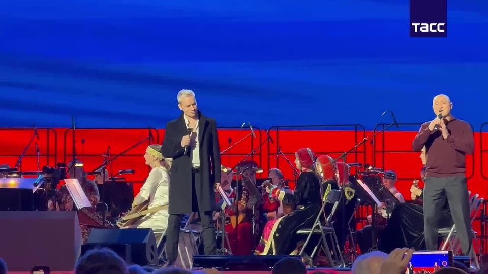 Shaman и сенатор от Нижегородской области Александр Вайнберг на гала-концерте проекта "Современная музыкальная карта России" представили песню "4 ноября" в День народного единства