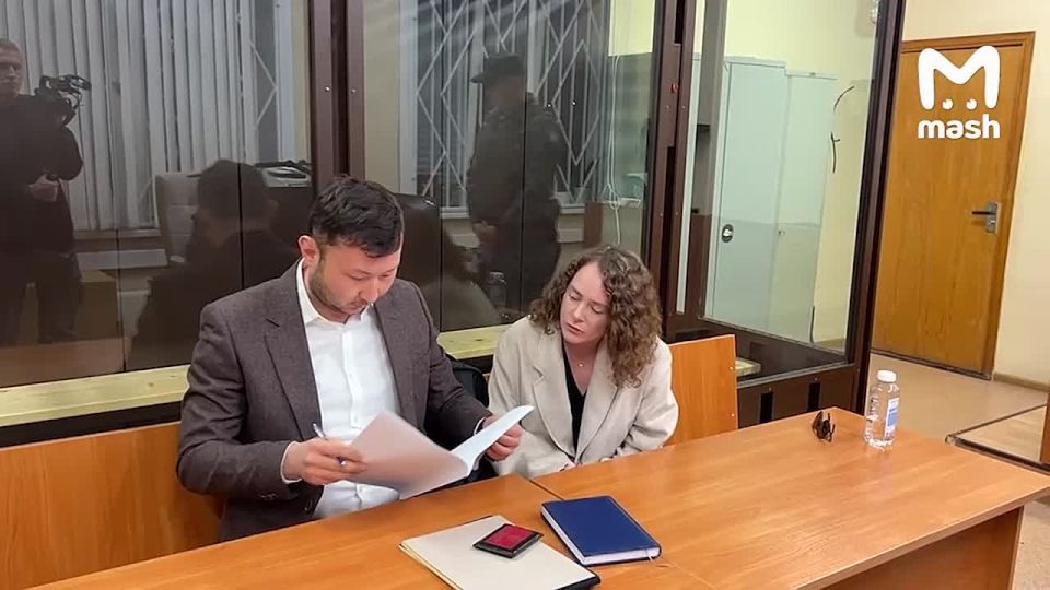 Актриса Аглая Тарасова полностью признала свою вину — на заседании в Домодедовском горсуде, куда она приехала вместе с мамой, Ксенией Раппопорт