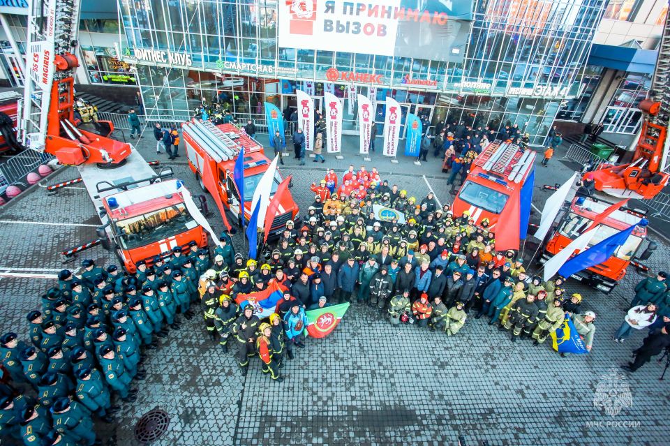 Псковские огнеборцы стали участниками Международных соревнований «Вертикальный вызов» 2025