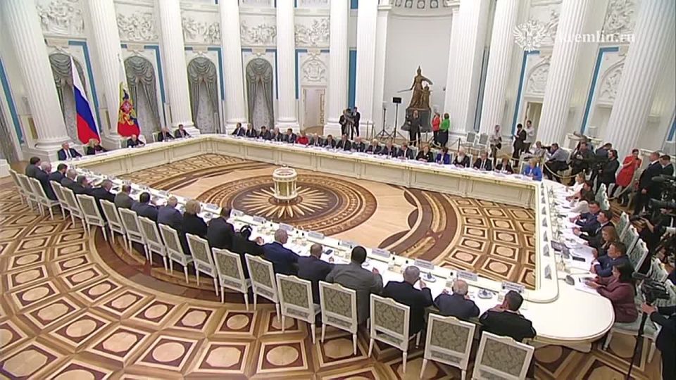 Путин предложил создать правительственную комиссию по вопросам межнациональных отношений