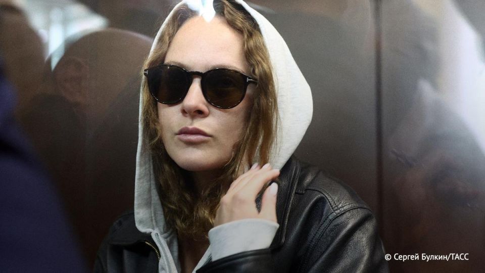 Актриса Аглая Тарасова в суде полностью признала вину по делу о контрабанде наркотиков, передает корреспондент ТАСС