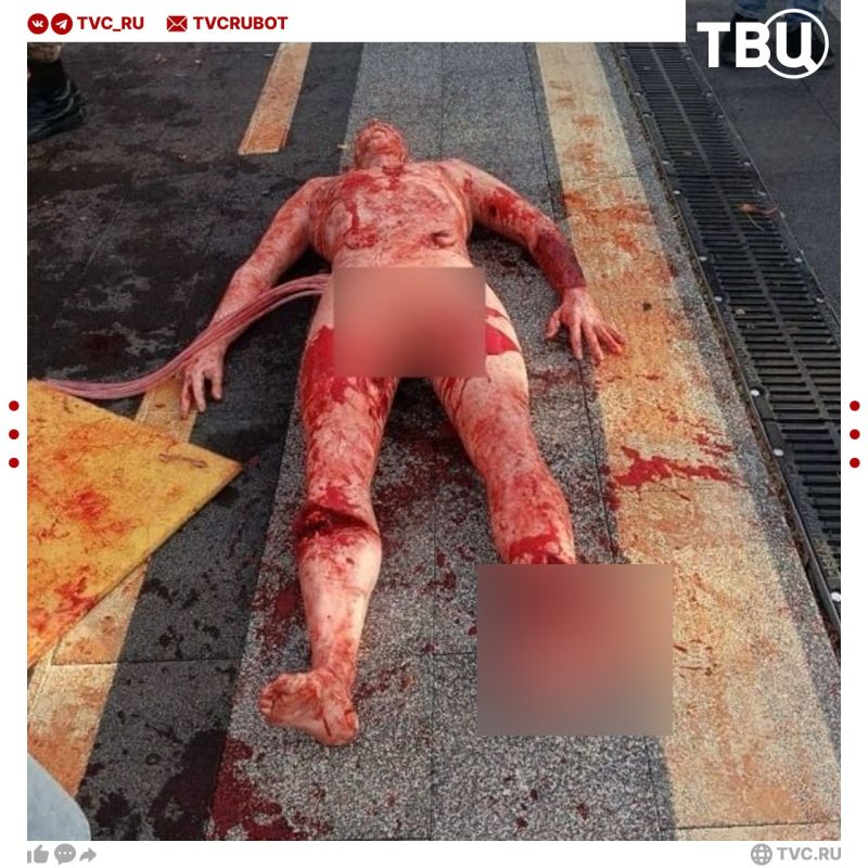 Голый окровавленный манекен с оторванной ногой показали детям на фестивале «Добрый Новороссийск»