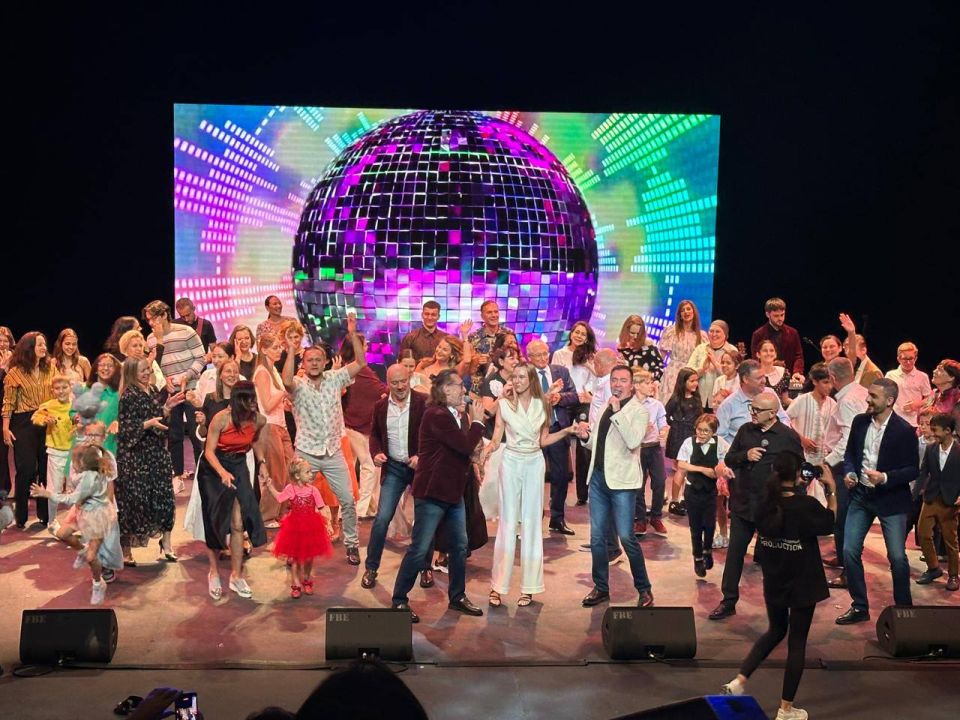 3 ноября 2025 г., накануне Дня народного единства, на площадке Куала-Лумпура впервые выступил легендарный Хор Турецкого!