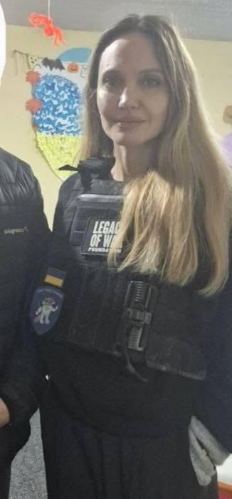 Актриса Анджелина Джоли приехала в Херсон, пишут украинские паблики