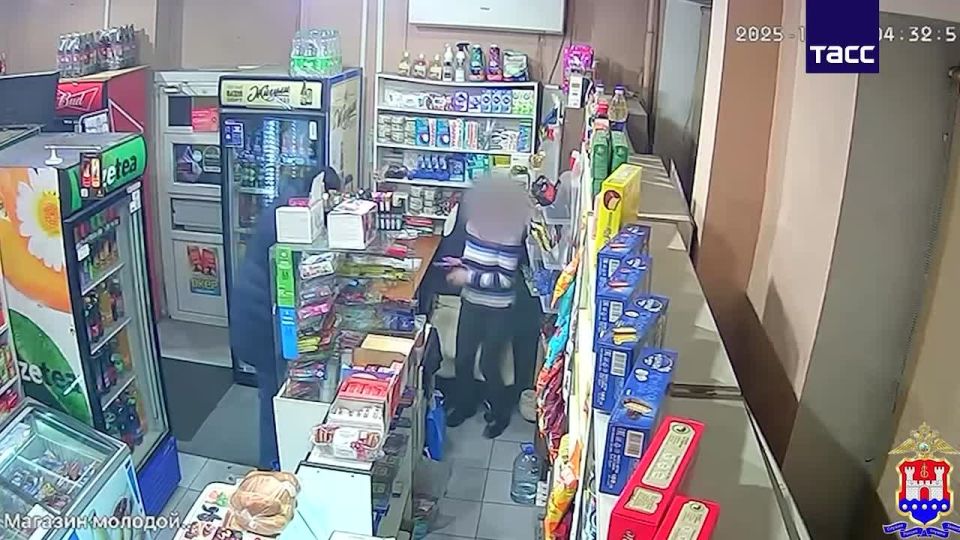 В магазине Калининграда продавщица дала отпор напавшему мужчине и стянула с него маску, сообщили в УМВД России по Калининградской области