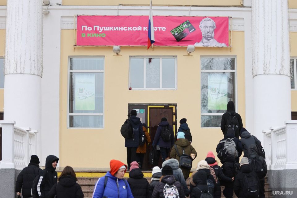 Владельцам «Пушкинской карты» нужно подать заявление на ее перевыпуск до 28 декабря этого года