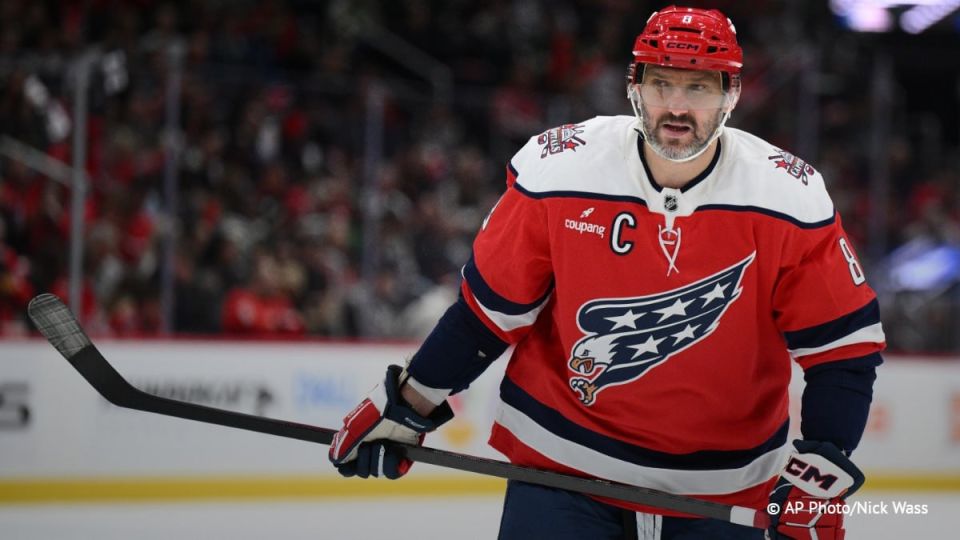 Российский нападающий "Вашингтона" Александр Овечкин первым забросил 900 шайб в регулярных чемпионатах НХЛ