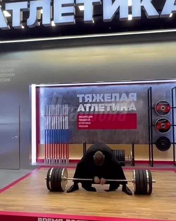 Православный батюшка поднял 200-килограммовую штангу одной рукой
