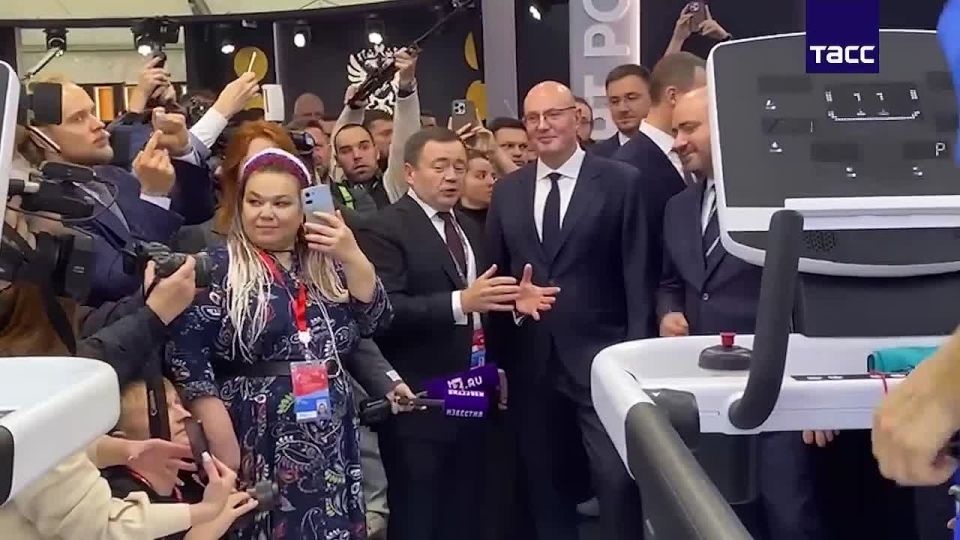 Дегтярев, Чернышенко и Фрадков посмотрели соревнование на беговой дорожке между человеком и роботом на форуме "Россия — спортивная держава"