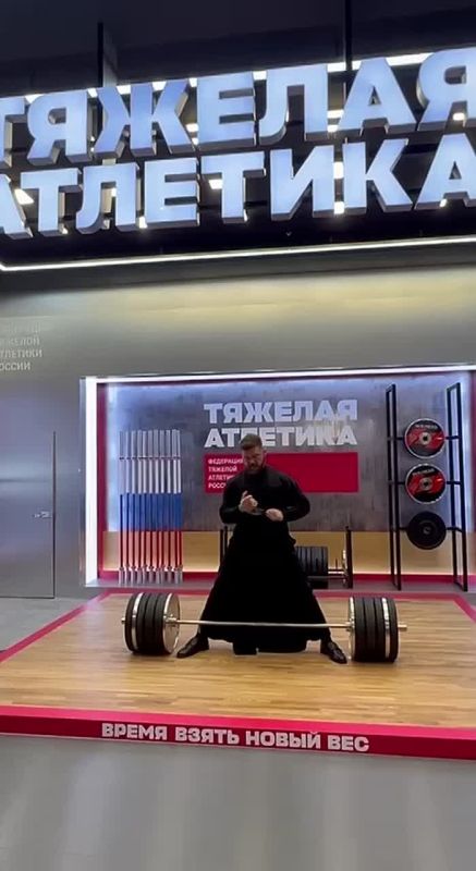 Силушка богатырская: православный священник одной рукой поднял штангу весом в 200 кг