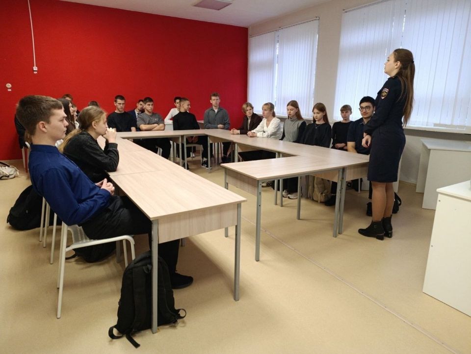 Накануне Дня памяти погибших сотрудников органов внутренних дел в МБОУ "Дедовичская средняя школа N2" состоялась значимая встреча