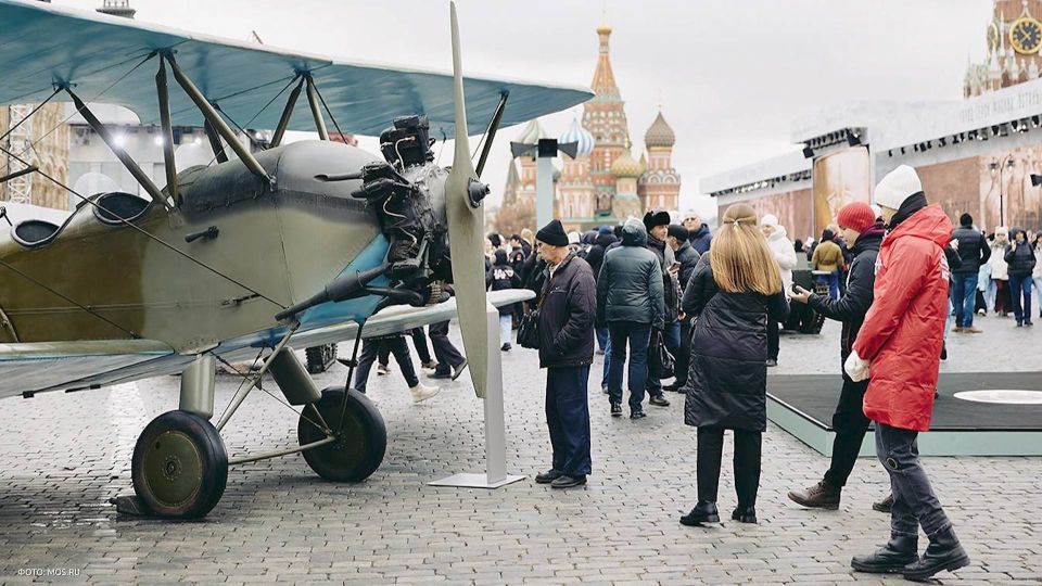 Технику военных лет, а также авиацию, части аэростатов и исторические артефакты показывают всем желающим на Красной площади