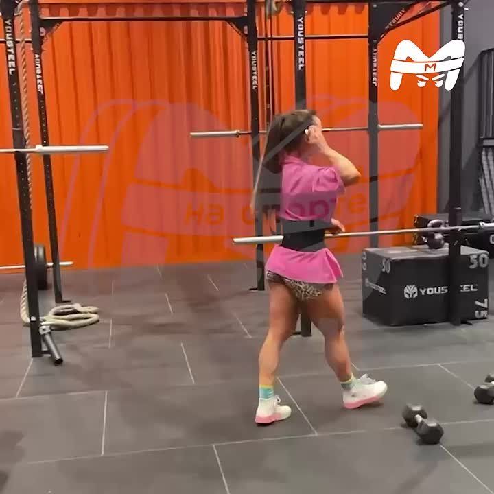 Абсолютная чемпионка Wellness и МС по пауэрлифтингу Кристина Чистякова избила фитоняшку в спортклубе DDX — за то, что та тренировалась на "её месте"