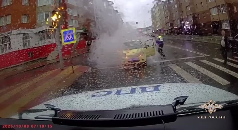 Полицейские спасли женщину и двоих детей из горящей машины в ХМАО