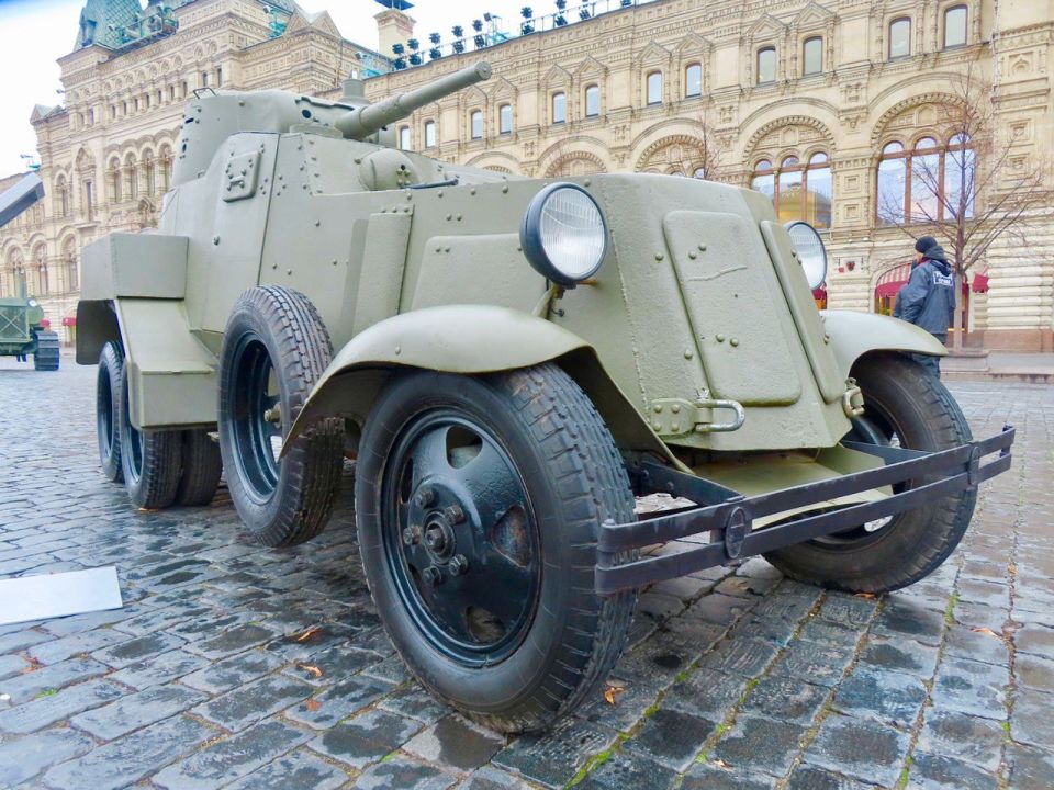 На Красной Площади экспонируются 5 единиц военной техники времен Великой Отечественной, восстановленных в Пскове